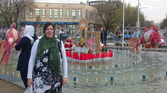 Foto mit einem Brunnen, der mit den Gegenständen des altiranischen Neujahrsfestes, Nouruz, den Haft Sin geschmückt ist. Nouruz wird am 21. März im Iran gefeiert.