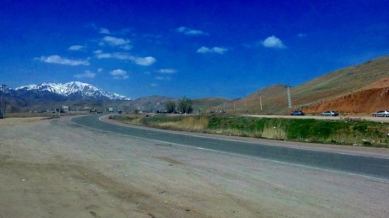 Blick von der Autobahnraststätte auf die Autobahn nach Jolfa im Norden Irans.