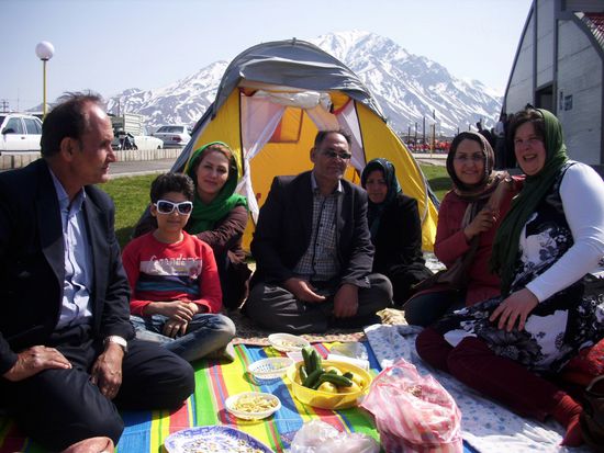 Mit der Familie von Mehri (rechts von mir) beim Picknick. Als leicht zu erkennende Touristin wurden ich und mein Reiseführer Mehdi spontan zum Picknick von dieser gastfreundlichen Familie aus Marand eingeladen.