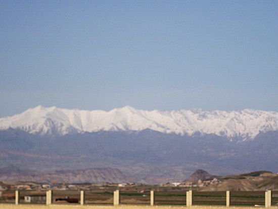 Die verschneite Kaukasus-Bergkette Nachitschewans kurz vor der Grenzstadt Jolfa.