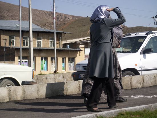 2 Iranerinnen auf dem Campingplatz bei Marand.