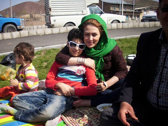 Mehri's Schwester mit dem Neffen im Arm und ihrem kleinen Sohn ganz links.