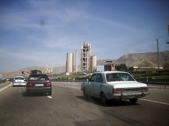 Zementwerk an der Autobahn im Norden von Täbris.