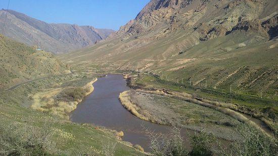 Der Grenzfluss Aras (Araxes) im Norden Irans. Dieser Fluss bildet die Grenze zwischen Iran und Nachitschewan, der aserbaidschanischen Exklave. 3. April 2013