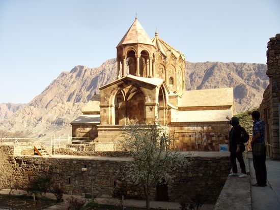 Das grandiose Sankt Stephanos Kloster bei Jolfa wurde in einer tiefen Schlucht in der Nähe des Flusses Aras erbaut. Es gehört seit 2008 zum UNESCO Weltkulturerbe.