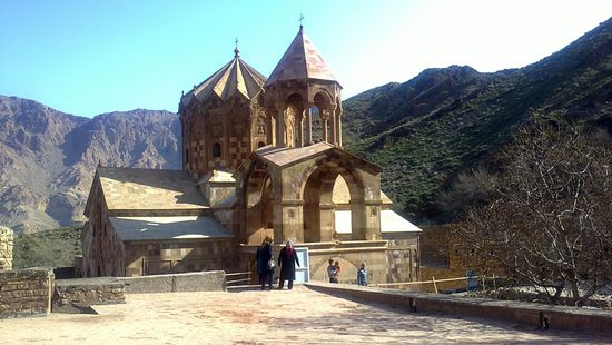 Die Kirche vom Klosterhof aus gesehen. Die Architektur ist eine Verbindung aus urartäischen, parthischen, griechischen und römischen Elementen und ein Meisterstück armenischer Baukunst im Norden Irans.