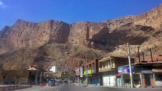 Die imposante Felskulisse der Grenzstadt Maku im äußersten Norden Irans, 22 km von der türkischen Grenze entfernt.