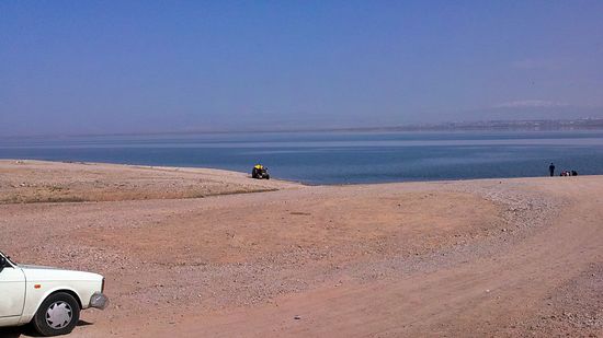 Der Aras Wasserspeicher in der Nähe von Poldasht mit Blick auf das aserbaidschanische Nachitschewan auf der gegenüberliegenden Seite.