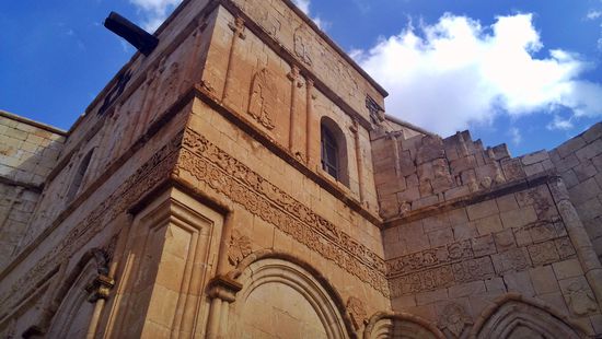 Die schönen Flachreliefs auf der Außenseite der Qarah Kelissa.