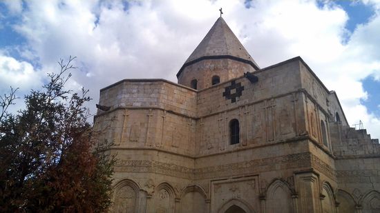 Außenansicht der Sankt Thaddäus Kirche. Einmal im Jahr, am Tag des heiligen Thaddäus, findet eine Messe statt, die von Armeniern aus allen Teilen des Iran besucht wird. Seit der Islamischen Revolution 1979 ist es nur Christen erlaubt, diese Messe zu besuchen.