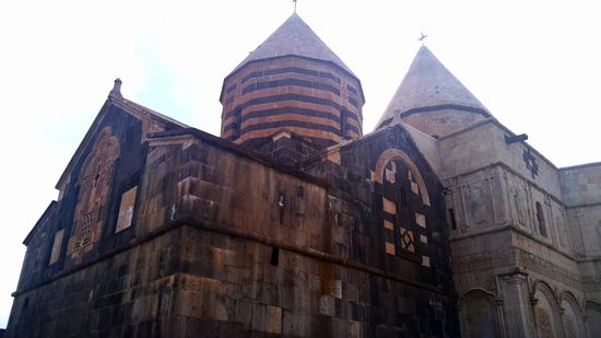 Der hintere ursprüngliche Teil der Kirche ist erbaut aus schwarzem Tuffstein.
