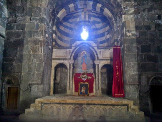 Der Altar mit Marienbildnis im Inneren der Sankt Thaddäus Kirche. Das Grab des heiligen Thaddäus liegt neben dem Altar in einer Nische der Kirche.