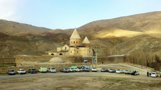Der helle Sandstein der konischen Kirchendächer harmoniert mit dem hellen Gestein der umliegenden Berge. Blick auf die Klosteranlage vom gegenüberliegenden Hügel aus.