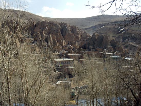 Kandovan aufgenommen vom gegenüberliegenden Berg. Die charakteristischen Tuffkegel sind hier besonders gut zu sehen.