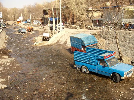 Autowäsche auf iranisch. Im Ortszentrum von Kandovan.