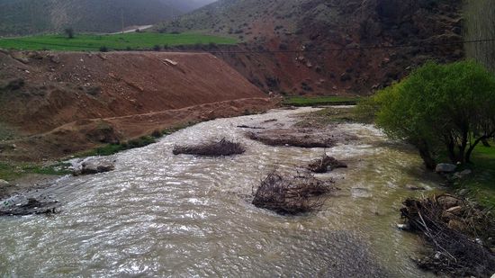 Idyllisches Flusstal unmittelbar in der Nähe von Takab gelegen, gesäumt von Weiden, Pappeln und einem mächtigen Felsmassiv.