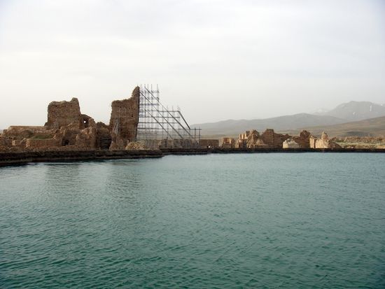 Takht-e Soleyman (wörtlich "der Thron Salomos") ist eine archäologische Ausgrabungsstätte in der Provinz West-Aserbaidschan bei der Ortschaft Takab. Ursprünglich wurde der Festungsbau Shiz oder Adur Gushnasp genannt, wörtlich "das Feuer der Kriegerkönige." Die Zitadelle gehört  seit Juli 2003 zum UNESCO Weltkulturerbe.