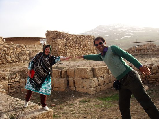 Spaßfoto mit mir und Mehdi in den Ruinen des Feuerheiligtums der Sassaniden. Auf dem Gelände befinden sich u.a. die Ruinen antiker zoroastrischer Feuertempel aus dem 5. Jahrhundert nach Christus.