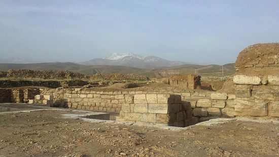Der Tempelbezirk wurde 629 durch den byzantinischen Kaiser Heraklios erobert, um das von den Sassaniden in Jerusalem erbeutete Heilige Kreuz der Christenheit zurückzuführen. Im 13. Jahrhundert ließ der mongolische Herrscher Abaqa in Teilen der alten Anlage ein Jagdschloss errichten, von dem ebenfalls Reste zu sehen sind.