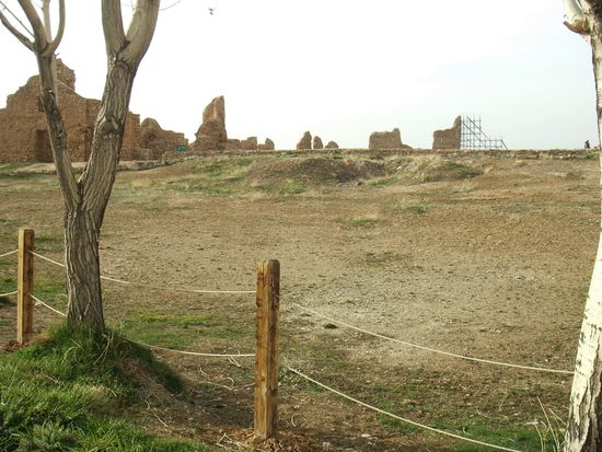 Aufstieg zum Kratersee in der Mitte des Festungsbaus Takht-e Soleyman.