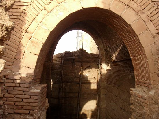 Aus Lehmziegeln erbauter Torbogen eines Feuertempels in der Anlage.