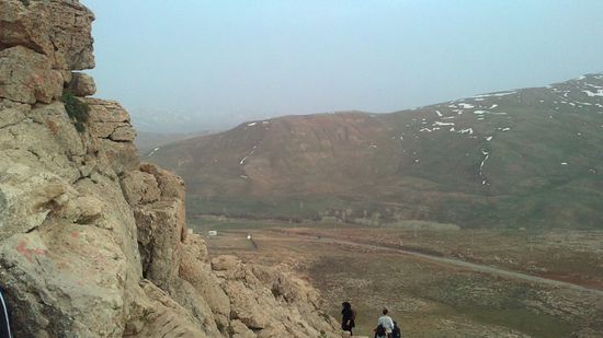 Blick vom Zendan-e Soleiman (wörtlich "Gefängnis des Salomo") auf die bergige Umgebung. Der Legende nach hielt Salomo hier Monster im Krater des Bergkegels gefangen. Der leere Krater dünstet Schwefel aus.