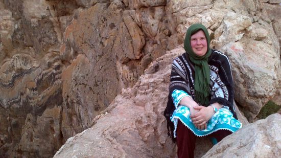 Ich sitze erschöpft am Kraterrand des Zendan-e Soleiman. Der Aufstieg war rasch und sehr steil.