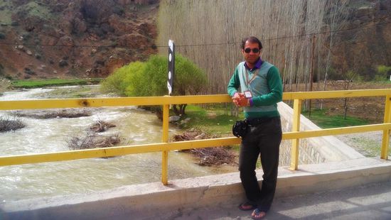 Mehdi auf der Brücke stehend mit Blick auf unseren Picknickplatz.