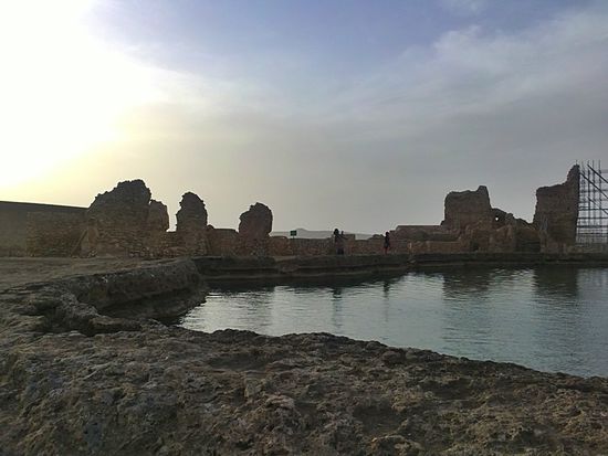 Ruinen mit dem Kratersee in der Mitte des Festungsbaus. Der See hat einen Durchmesser von ca. 100 m und eine Tiefe von 65 m.