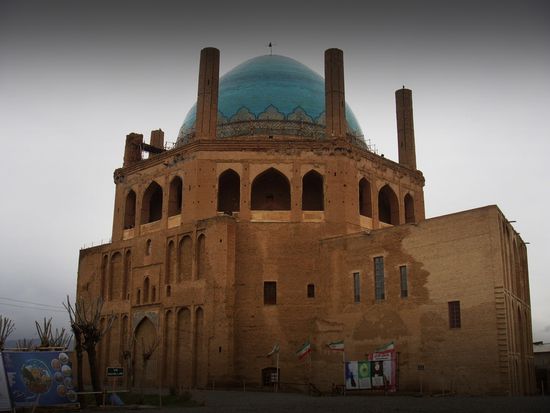 Das Oldjeitu-Mausoleum von Soltaniyeh. Die Rundkuppel ist mit türkisblauen Fayencen verziert und eine der größten Kuppeln der Welt mit einer Höhe von 35,1 m.