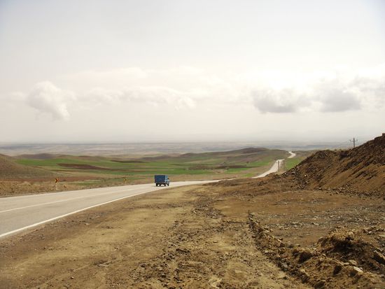 Lonesome Nissan Pickup in den Weiten Westirans. Landstraße von Zanjan nach Hamadan.