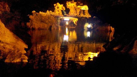 Unterirdischer See in der Ali Sadr Höhle in der Nähe von Hamadan. Die Ali-Sadr oder Blaue Höhle wurde vor 40 Jahren zufällig von dem Ziegenhirten Ali Sadr entdeckt, nach dem die Höhle benannt wurde.