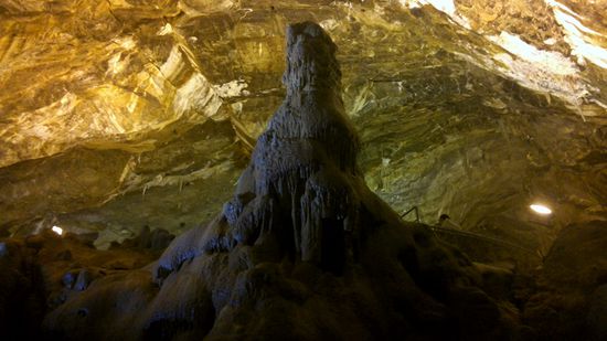 Großer Stalagmit in der Ali Sadr Höhle.