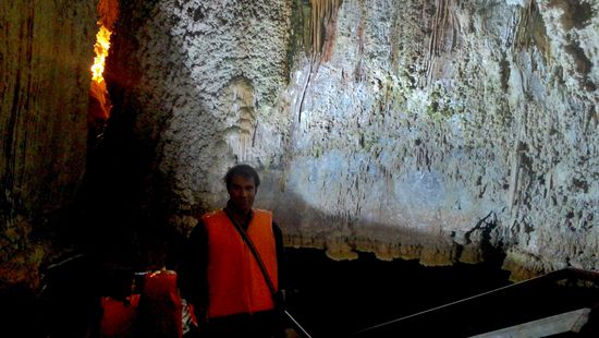 Mehdi vor einem riesigen Kalkstein-Vorhang in der Ali-Sadr Höhle.
