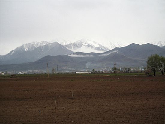 Die Alvand-Berge bei Hamadan. Der höchste Berg der Provinz ist der Berg Kuh-e Alvand mit 3.574 m, an dessen Fuß die Stadt Hamadan liegt.