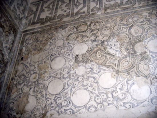 Wandmalerei und Kufi Kalligraphie im Inneren des Oldjeitu Mausoleums.