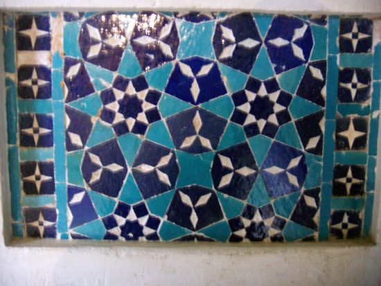 Kobalt- und türkisblaue Fliesenornamente im Inneren des Oldjeitu-Museums.