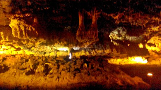 Kalzitstrukturen und Stalaktiten in der Ali Sadr Höhle.