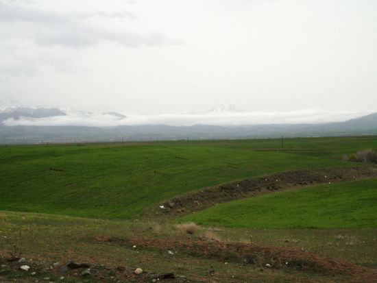 Nebelschwaden vor dem Alvand-Gebirge bei Hamadan.