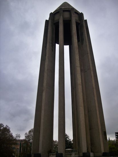 Das Avicenna (oder Abu Ali Ibn Sina) Mausoleum in Hamadan. Das Mausoleum wurde 1953 aus Beton erbaut und beherbergt neben dem Grabmal Avicennas eine Bibliothek und ein kleines Museum.
6. April 2013