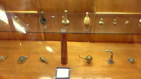 Diverse Gefäße und Instrumente Avicennas, die für medizinische und chirurgische Zwecke verwendet wurden.