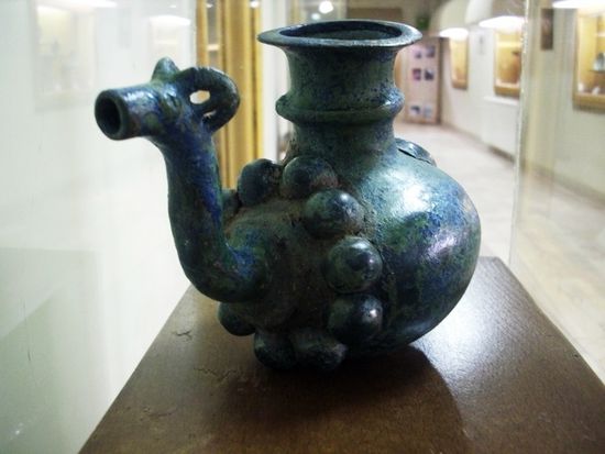 Kultisches Keramikgefäß, Hegmataneh Museum in Hamadan.
Hegmataneh oder griechisch Ekbatana war die Hauptstadt des Mederreichs.