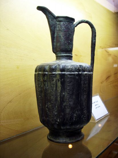 Bronzegefäß mit Verzierungen im Hegmataneh Museum in Hamadan.