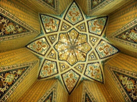 Eine persische Rosette, die die Turminnenseite des Baba Taher Grabmals in Hamadan ziert.