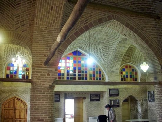 Schöne Ziegelbauarchitektur mit Buntglasfenstern. Hier handelt es sich um ein armenisches Gebäude auf dem Gelände der Hegmataneh-Ausgrabungsstätte in Hamadan.