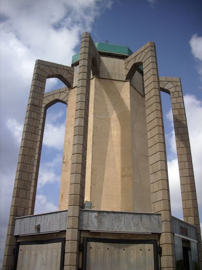 Das Baba Taher Grabmal in Hamadan. Baba Taher trug den Spitznamen Oryan (=der Nackte) und war wohl ein wandernder Sufi-Derwisch. Baba Taher war einer der ersten bedeutenden Dichter der persischen Literatur und lebte im 10. Jahrhundert.