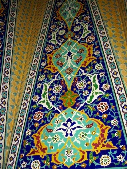 Wunderschöne arabeske Fliesenarbeit an der Innenseite des Baba Taher Grabmals in Hamadan.