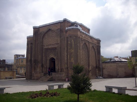 Das Gonbad-e Alavian, ein gut erhaltener Grabbau aus der Seldjuken-Zeit, 12. Jahrhundert. Alavian dürfte der Name einer mächtigen Seldjuken - Familie gewesen sein. 6. April 2013, Hamadan.