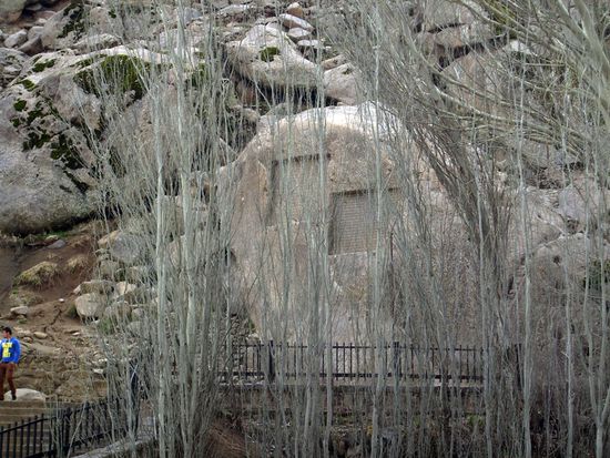 Die in Fels gehauenen Keilschrifttafeln der persischen Könige Darius I. und Xerxes I. an dem Ausflugsort "Ganjnameh", 12 km außerhalb von Hamadan.