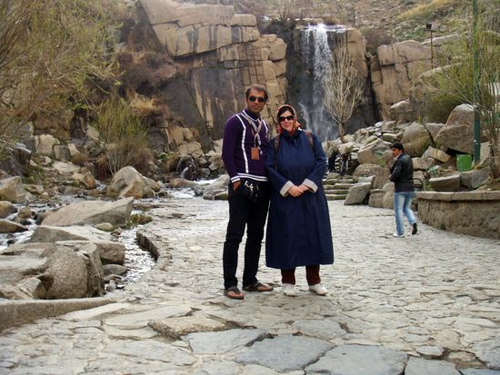 Mehdi und ich stehen vor dem Wasserfall am Ausflugsort Ganjnameh. Wir befinden uns am Fuße des Alvand-Berges, auf den man mit einer Seilbahn hinauffahren kann.
6. April 2013, Hamadan.